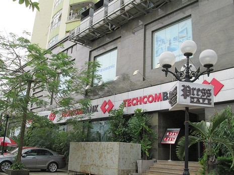 Bên cạnh đó, trên đường Trần Thái Tông còn có ngân hàng Techcombank, HD Bank, ngân hàng Á Châu, Maritime Bank, ngân hàng MB.