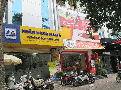 Con đường dài khoảng 2 km này xuất hiện hầu hết các ngân hàng như: Ngân hàng Nam Á, HD Bank, ngân hàng Á Châu, ngân hàng Agribank...