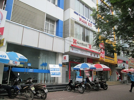 Cách đó vài dãy nhà xuất hiện liên tiếp ba ngân hàng là: Ngân hàng MB, SeABank, Techcombank.
