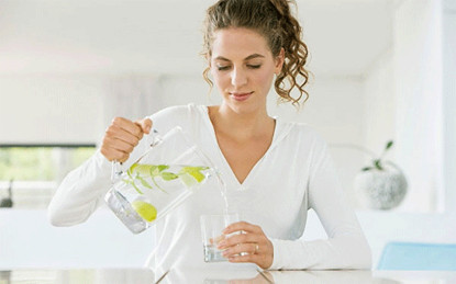 Nước chanh giúp nâng cao mức citrate trong nước tiểu nên có thể giúp phòng ngừa sỏi oxalat canxi, cũng như sỏi axit uric. Nước chanh giúp nâng cao mức citrate trong nước tiểu nên có thể giúp phòng ngừa sỏi oxalat canxi, cũng như sỏi axit uric.