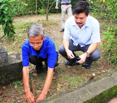 Thắp hương, xin lấy gói đất trong vườn nhà Đại tướng (Quảng Bình) để mang ra Hà Nội cho Lễ nhập quan vào 5 giờ ngày 12/10. Thắp hương, xin lấy gói đất trong vườn nhà Đại tướng (Quảng Bình) để mang ra Hà Nội cho Lễ nhập quan vào 5 giờ ngày 12/10.