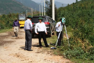 Ngắm tuyến, mở đường vào khu mộ. Ngắm tuyến, mở đường vào khu mộ.