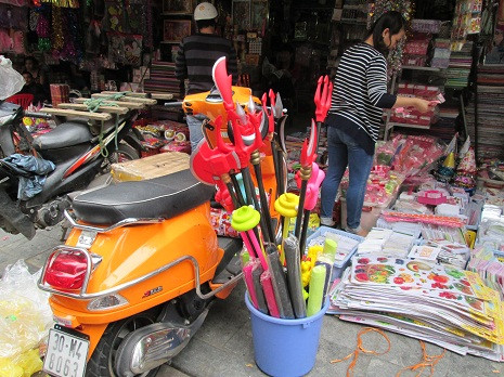 Sản phẩm phục vụ cho ngày lễ hóa trang được bày bán phong phú.