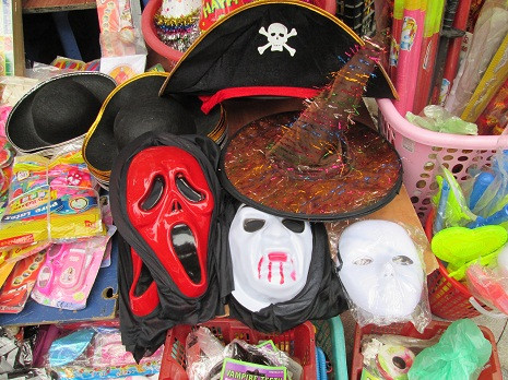 Đi kèm với những chiếc mũ và mặt nạ...