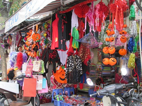 Hầu hếu những mặt hàng phục vụ cho dịp Halloween đều không được sản xuất trong nước...