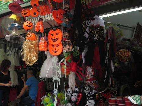 Đồ trang trí truyền thống hình quả bí đỏ được bày bán với nhiều mẫu mã.