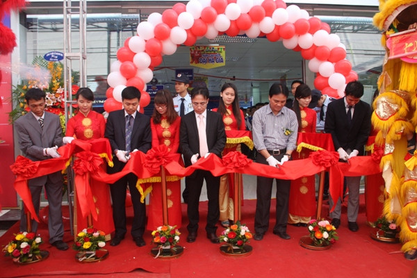 Sáng nay, lãnh đạo hệ thống siêu thị điện máy Trần Anh cắt băng khai trương siêu thị Trần Anh Hoàng Mai. Sáng nay, lãnh đạo hệ thống siêu thị điện máy Trần Anh cắt băng khai trương siêu thị Trần Anh Hoàng Mai.