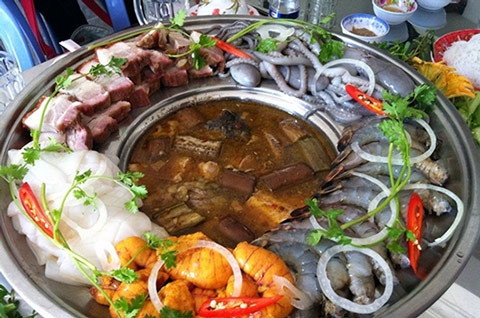 Để giữ tôm tươi lâu, chủ hàng thường ngâm formaldehyde (chất bảo quản xác ướp). Để giữ tôm tươi lâu, chủ hàng thường ngâm formaldehyde (chất bảo quản xác ướp).