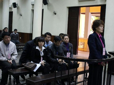 Cựu Giám đốc chi nhánh cùng đồng phạm trong phiên xử. Cựu Giám đốc chi nhánh cùng đồng phạm trong phiên xử.