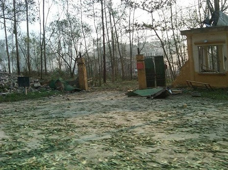 Cảnh hoang toàn tại cổng kho pháo hoa.