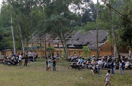 Nhiều công trình, mái nhà bị hư hỏng nặng.