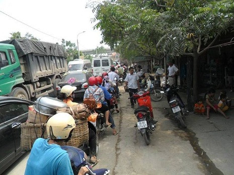 Người dân sơ tán khỏi khu vực vụ nổ.