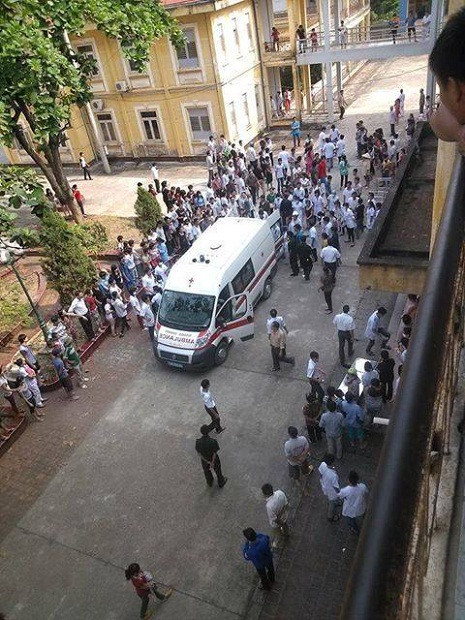 Xe cấp cứu chở nạn nhân tới bệnh viện.