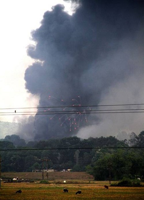 Từ phía xa vẫn có thể quan sát được vụ nổ kinh hoàng này.