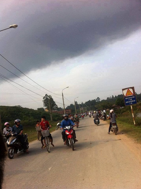 Người dân hoảng hốt đi sơ tán