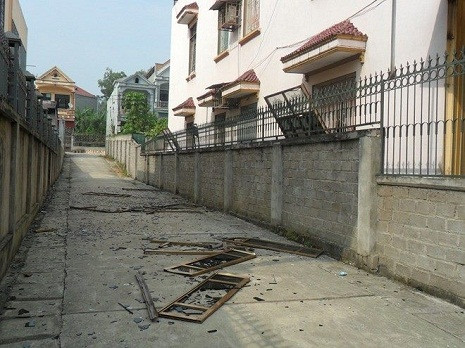 Cửa kính của nhà dân bị vỡ văng ra đường.