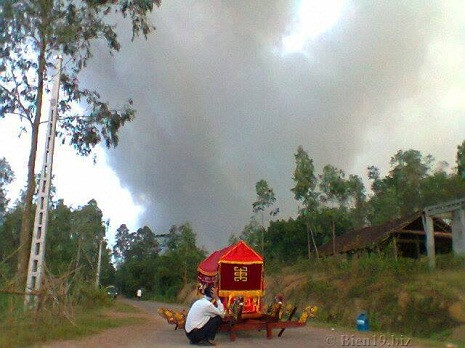 Một đám tang trên đường đi an táng, người dân hoảng sợ bỏ chạy để lại chiếc xe tang và duy nhất người con trai của người mất ở lại.