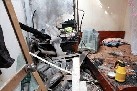 Đồ đạc trong nhà cháy và đổ nát hết.