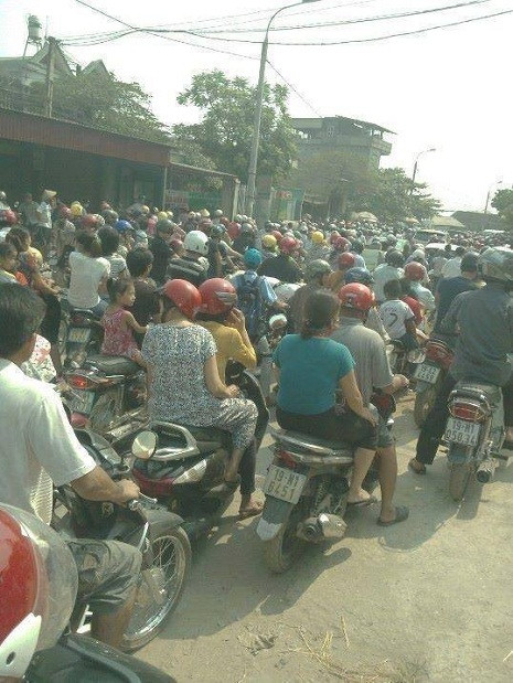 Người dân hoảng hốt đi sơ tán hôm 12/10.