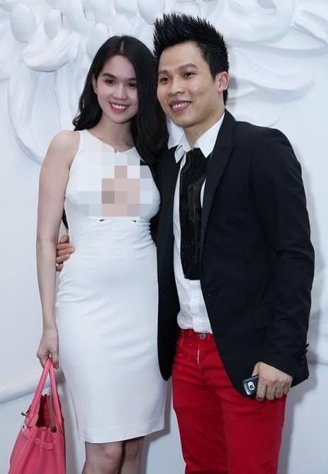 Cô thân mật bên "ông bầu" Khắc Tiệp.