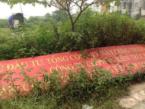 Tấm biển của chủ đầu tư nằm bẹp trong cỏ dại. Theo văn bản số 1619TB/PC44 của Cơ quan Cảnh sát điều tra Công an TP Hà Nội (ký ngày 9/9/2013) thì dự án này "vẫn đang tiếp tục triển khai để hoàn chỉnh thủ tục cấp phép xây dựng"./.