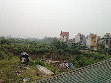 So với thời điểm tháng 12/2012, khu vực dự án chỉ có thêm cỏ dại, các cọc sắt đã gỉ sét (ảnh chụp tháng 5/2013)