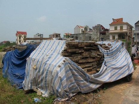 Tấm bạt che cốt-pha tại công trường đã mục nát (ảnh chụp tháng 12/2012)