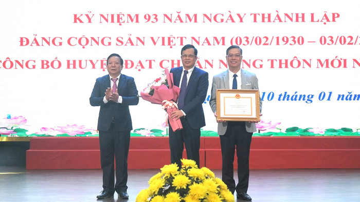 Ông Nguyễn Đức Thọ - Phó Chủ tịch Uỷ ban nhân dân thành phố Hải Phòng trao bằng công nhận đạt chuẩn nông thôn mới cho huyện Kiến Thuỵ (Ảnh: CTV) Ông Nguyễn Đức Thọ - Phó Chủ tịch Uỷ ban nhân dân thành phố Hải Phòng trao bằng công nhận đạt chuẩn nông thôn mới cho huyện Kiến Thuỵ (Ảnh: CTV)