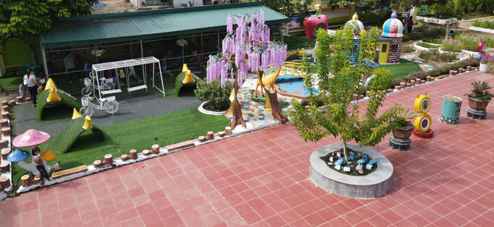 Cô Trần Thị Thuận – Hiệu trưởng Trường Mầm non Thanh Sơn chia sẻ: “Đa số trẻ ở khu vực xã Thanh Sơn là người dân tộc thiểu số, phụ huynh ở đây có quan điểm, phải đến khi trẻ 5 tuổi mới cần ra lớp. Việc nhà trường được đầu tư cơ sở vật chất không chỉ tạo điều kiện học tập, sinh hoạt tốt nhất cho trẻ đã giúp tạo sự tin tưởng cho phụ huynh, góp phần khiến công tác vận động trẻ ra lớp thuận lợi hơn”. (Ảnh: Phạm Linh) Cô Trần Thị Thuận – Hiệu trưởng Trường Mầm non Thanh Sơn chia sẻ: “Đa số trẻ ở khu vực xã Thanh Sơn là người dân tộc thiểu số, phụ huynh ở đây có quan điểm, phải đến khi trẻ 5 tuổi mới cần ra lớp. Việc nhà trường được đầu tư cơ sở vật chất không chỉ tạo điều kiện học tập, sinh hoạt tốt nhất cho trẻ đã giúp tạo sự tin tưởng cho phụ huynh, góp phần khiến công tác vận động trẻ ra lớp thuận lợi hơn”. (Ảnh: Phạm Linh)