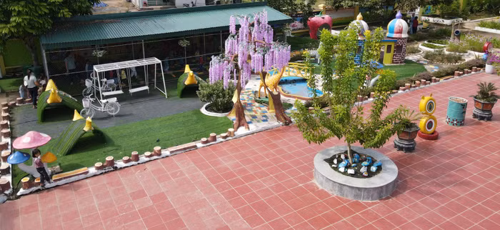 Cô Trần Thị Thuận – Hiệu trưởng Trường Mầm non Thanh Sơn chia sẻ: “Đa số trẻ ở khu vực xã Thanh Sơn là người dân tộc thiểu số, phụ huynh ở đây có quan điểm, phải đến khi trẻ 5 tuổi mới cần ra lớp. Việc nhà trường được đầu tư cơ sở vật chất không chỉ tạo điều kiện học tập, sinh hoạt tốt nhất cho trẻ đã giúp tạo sự tin tưởng cho phụ huynh, góp phần khiến công tác vận động trẻ ra lớp thuận lợi hơn”. (Ảnh: Phạm Linh)