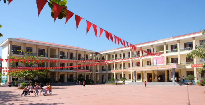 Trường Tiểu học Đông Hải (huyện Tiên Yên, Quảng Ninh) được đầu tư xây dựng 13 phòng học mới để thực hiện việc dồn ghép điểm trường. (Ảnh: Phạm Linh) Trường Tiểu học Đông Hải (huyện Tiên Yên, Quảng Ninh) được đầu tư xây dựng 13 phòng học mới để thực hiện việc dồn ghép điểm trường. (Ảnh: Phạm Linh)