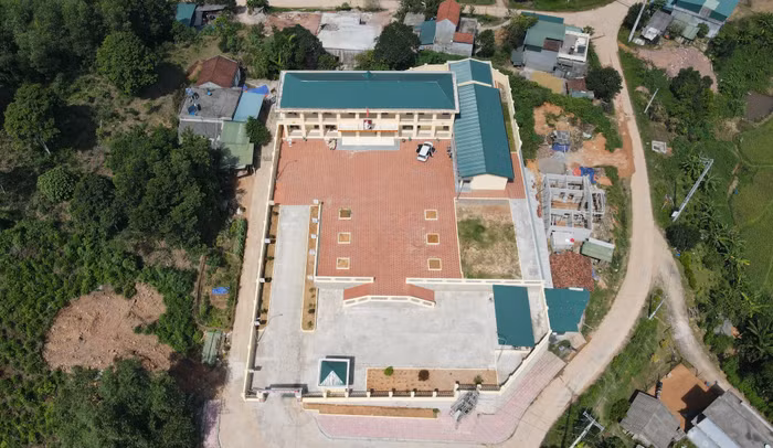 Tại Trường Phổ thông dân tộc bán trú Tiểu học – Trung học cơ sở Thanh Sơn (huyện Ba Chẽ, Quảng Ninh), bắt đầu từ năm 2019, nhà trường được đầu tư xây dựng 3 dãy nhà gồm phòng học, phòng học chức năng và khu bán trú tại điểm trường chính. (Ảnh: Phạm Linh)