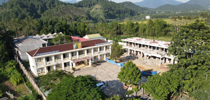 Năm học 2021 - 2022, nhà trường được đầu tư xây mới 3 dãy nhà. Trong đó, điểm chính được xây 1 dãy phòng học còn điểm trường Đồng Cậm được xây 9 phòng chức năng, 8 phòng học và dãy nhà (9 phòng) cho học sinh học bán trú tuần. (Ảnh: Phạm Linh) Năm học 2021 - 2022, nhà trường được đầu tư xây mới 3 dãy nhà. Trong đó, điểm chính được xây 1 dãy phòng học còn điểm trường Đồng Cậm được xây 9 phòng chức năng, 8 phòng học và dãy nhà (9 phòng) cho học sinh học bán trú tuần. (Ảnh: Phạm Linh)