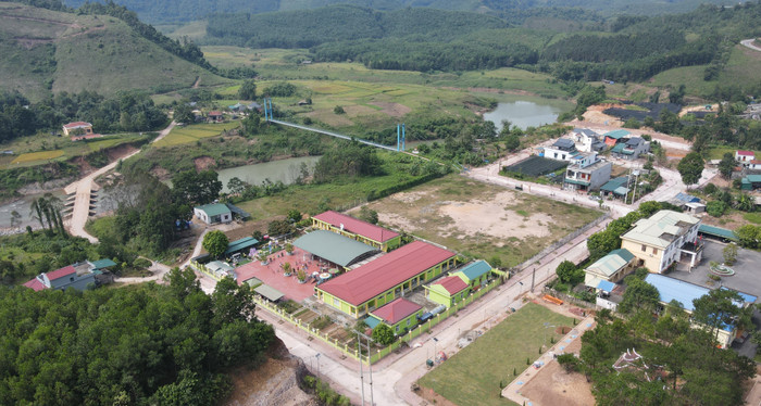 Trường Mầm non Thanh Sơn (huyện Ba Chẽ, Quảng Ninh) hiện có khoảng 150 trẻ được chia thành 8 nhóm lớp. Sau khi được xây mới vào năm 2012, hằng năm nhà trường đều được quan tâm đầu tư các hạng mục sửa chữa, cải tạo cảnh quan khuôn viên trường. (Ảnh: Phạm Linh) Trường Mầm non Thanh Sơn (huyện Ba Chẽ, Quảng Ninh) hiện có khoảng 150 trẻ được chia thành 8 nhóm lớp. Sau khi được xây mới vào năm 2012, hằng năm nhà trường đều được quan tâm đầu tư các hạng mục sửa chữa, cải tạo cảnh quan khuôn viên trường. (Ảnh: Phạm Linh)