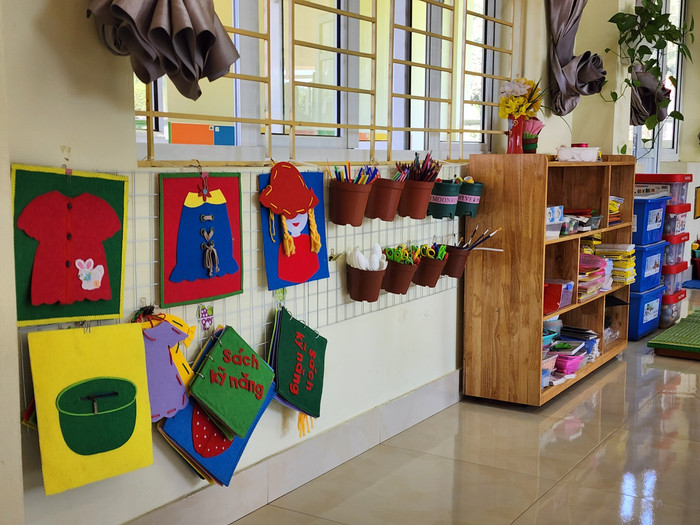 Đồ dùng học tập được nhà trường quan tâm đầu tư giúp trẻ học tập, tiếp thu tốt hơn. (Ảnh: Phạm Linh) Đồ dùng học tập được nhà trường quan tâm đầu tư giúp trẻ học tập, tiếp thu tốt hơn. (Ảnh: Phạm Linh)