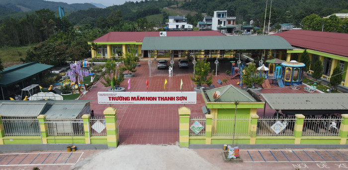 Việc thực hiện dồn ghép điểm trường góp phần giúp công tác phổ cập giáo dục, xoá mù chữ thuận lợi hơn, tỷ lệ trẻ ra lớp ở huyện Bình Liêu hiện là 100% (Ảnh: Phạm Linh)