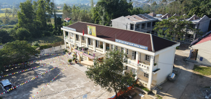 Cô Lài Thị Việt - Phó Hiệu trưởng Trường Tiểu học Hoành Mô (huyện Bình Liêu, Quảng Ninh) cho biết, nhà trường hiện có 1 điểm trường chính và 5 điểm lẻ. Được sự quan tâm đầu tư của tỉnh, đến thời điểm hiện tại, cơ sở vật chất các điểm trường đều đảm bảo điều kiện dạy và học cho giáo viên, học sinh. (Ảnh: Phạm Linh) Cô Lài Thị Việt - Phó Hiệu trưởng Trường Tiểu học Hoành Mô (huyện Bình Liêu, Quảng Ninh) cho biết, nhà trường hiện có 1 điểm trường chính và 5 điểm lẻ. Được sự quan tâm đầu tư của tỉnh, đến thời điểm hiện tại, cơ sở vật chất các điểm trường đều đảm bảo điều kiện dạy và học cho giáo viên, học sinh. (Ảnh: Phạm Linh)