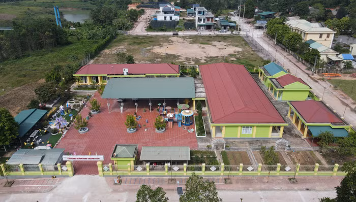 Năm học 2021 – 2022 vừa qua, nhà trường tiếp tục được đầu tư sơn, sửa toàn bộ hệ thống phòng học tại điểm trường chính và các điểm lẻ cũng như chỉnh trang cảnh quan trường học. (Ảnh: Phạm Linh)