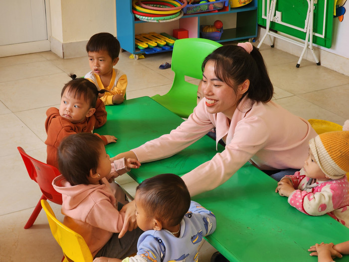 Cô giáo Cao Thu Hà viết đơn tình nguyện lên công tác tại trường vùng cao (Ảnh: Phạm Linh) Cô giáo Cao Thu Hà viết đơn tình nguyện lên công tác tại trường vùng cao (Ảnh: Phạm Linh)