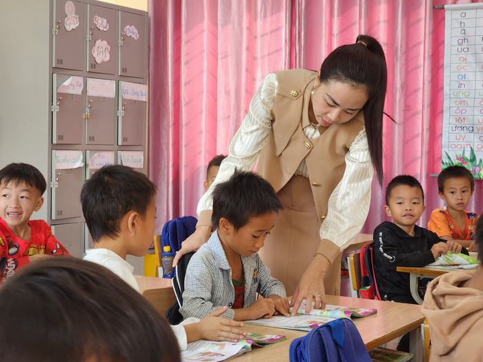 Nhìn những học sinh dù nhà cách gần chục cây số vẫn kiên trì đi bộ đến trường, cô giáo Lệ càng quyết tâm nỗ lực hơn nữa (Ảnh: Phạm Linh)