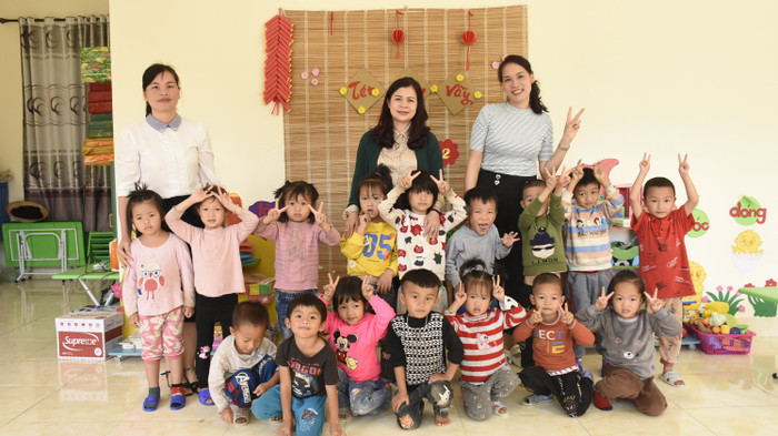 Cô giáo Lan (đứng ngoài cùng bên trái) đã có hơn 5 năm gắn bó và cống hiến cho ngôi trường vùng cao Kỳ Thượng (Ảnh: Phạm Linh) Cô giáo Lan (đứng ngoài cùng bên trái) đã có hơn 5 năm gắn bó và cống hiến cho ngôi trường vùng cao Kỳ Thượng (Ảnh: Phạm Linh)