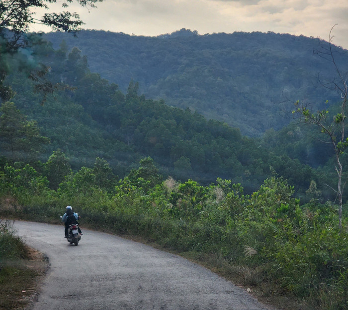 Đường lên Kỳ Thượng quanh co, khúc khuỷu với một bên là núi một bên là vực sâu (Ảnh: Phạm Linh) Đường lên Kỳ Thượng quanh co, khúc khuỷu với một bên là núi một bên là vực sâu (Ảnh: Phạm Linh)
