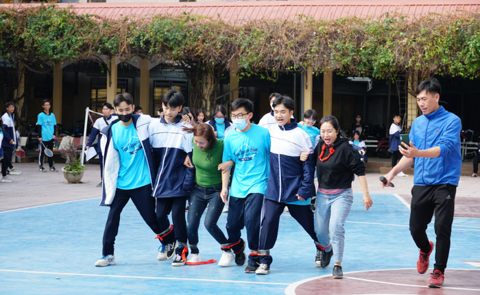 Kết thúc buổi trải nghiệm Tết đoàn viên, phụ huynh và học sinh Trường Trung học phổ thông Trần Nguyên Hãn chia sẻ đây có lẽ buổi trải nghiệm ý nghĩa nhất và đặc biệt nhất khi lần đầu bố mẹ trực tiếp cùng con hết mình với các cuộc thi. (Ảnh: Phạm Linh) Kết thúc buổi trải nghiệm Tết đoàn viên, phụ huynh và học sinh Trường Trung học phổ thông Trần Nguyên Hãn chia sẻ đây có lẽ buổi trải nghiệm ý nghĩa nhất và đặc biệt nhất khi lần đầu bố mẹ trực tiếp cùng con hết mình với các cuộc thi. (Ảnh: Phạm Linh)