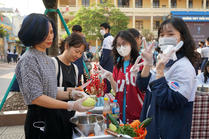 Phụ huynh cùng học sinh tham gia phần thi chế biến món ăn. (Ảnh: Phạm Linh) Phụ huynh cùng học sinh tham gia phần thi chế biến món ăn. (Ảnh: Phạm Linh)