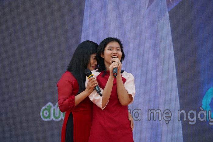 Phụ huynh xúc động khi lần đầu cùng con hát trên sân khấu. (Ảnh: Phạm Linh) Phụ huynh xúc động khi lần đầu cùng con hát trên sân khấu. (Ảnh: Phạm Linh)
