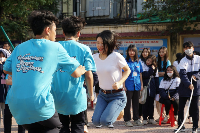 Phụ huynh hào hứng tham gia thi nhảy dây cùng con. (Ảnh: Phạm Linh) Phụ huynh hào hứng tham gia thi nhảy dây cùng con. (Ảnh: Phạm Linh)