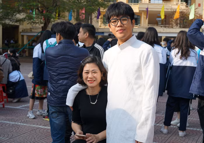 Phụ huynh Trường Trung học phổ thông Trần Nguyên Hãn đã có những khoảng khắc đặc biệt cùng con trong những ngày cuối năm. (Ảnh: Phạm Linh)