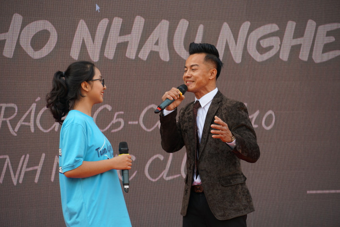 Phần thi "Karaoke Hát cho nhau nghe" nhận được sự hưởng ứng nhiệt tình của phụ huynh và học sinh nhà trường. (Ảnh: Phạm Linh) Phần thi "Karaoke Hát cho nhau nghe" nhận được sự hưởng ứng nhiệt tình của phụ huynh và học sinh nhà trường. (Ảnh: Phạm Linh)
