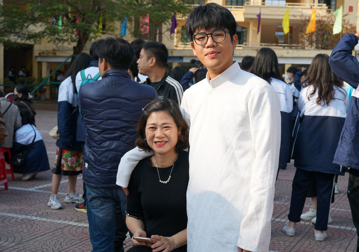 Phụ huynh Trường Trung học phổ thông Trần Nguyên Hãn đã có những khoảng khắc đặc biệt cùng con trong những ngày cuối năm. (Ảnh: Phạm Linh) Phụ huynh Trường Trung học phổ thông Trần Nguyên Hãn đã có những khoảng khắc đặc biệt cùng con trong những ngày cuối năm. (Ảnh: Phạm Linh)
