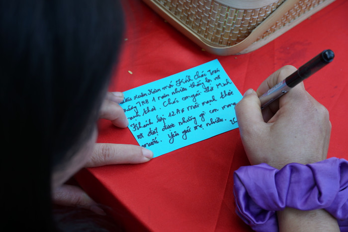 Phụ huynh gửi điều ước nguyện tại "cây gia đình". (Ảnh: Phạm Linh) Phụ huynh gửi điều ước nguyện tại "cây gia đình". (Ảnh: Phạm Linh)